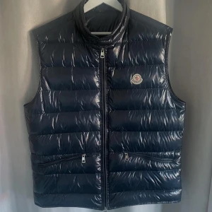 Moncler Gui Gilet Vest (Navy) - Moncler Gui Gilet Vest (Navy) ForeSale:3100kr Retail:9260kr  8/10 (utmärkt skick) storlek:4/L  Extra knappar i en liten moncler logo påse ingår skriv privat för mer info & bilder