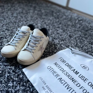  Golden Goose storlek 43 - Feta golden goose, som inte kommit till  användning då dem är försmå (storlek 43). Super i skick, vid frågor bara kontakta mig!😁👍 