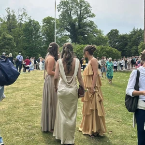 Balklänning från Meshki - Elegant champagnefärgad balklänning med djup v-ringning och öppen rygg. Klänningen har en slät och glansig yta, vilket ger en lyxig känsla. Perfekt för formella tillfällen. Använd en gång bara😇🤩