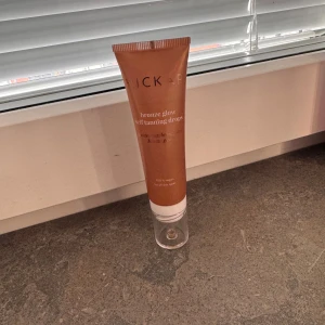 Bronze Glow Self-Tanning Drops - Självbrunande droppar från Hickap för en solkysst look. Kommer i en praktisk tub med skruvlock. Perfekt för att blanda med din favoritfuktkräm för en gradvis solbränna. Aldrig använd😊
