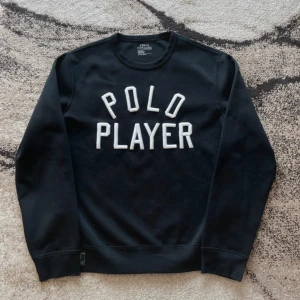 Svart polo Ralph Lauren tröja  - Riktigt snygg och stilren vit tröja från Ralph Lauren. Storlek S, skick 8,5/10. Inga defekter eller missfärgningar! Hör av er vid minsta fråga eller fundering! Pris inte hugget i sten så kom med förslag