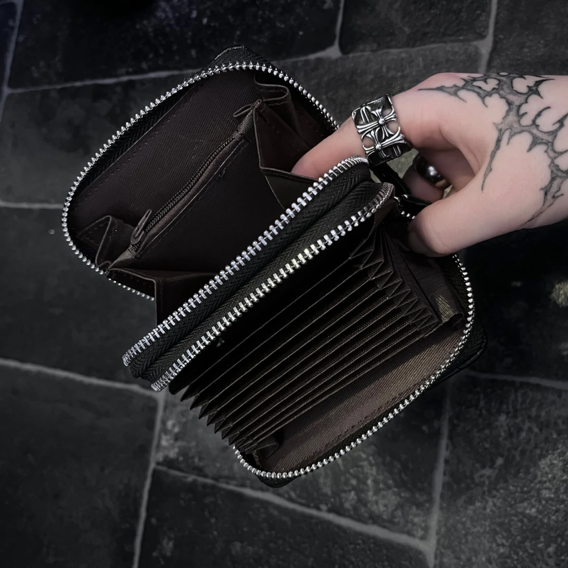 Svart plånbok med krokodilmönster - 1