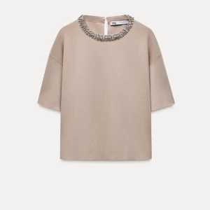 Beige/rosa topp från Zara - Jättefin beige/rosa topp från Zara med strass. Nyskick använd en gång 