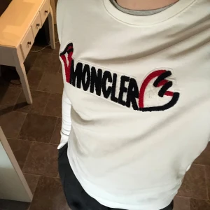 Vit tröja från Moncler - Säljer en stilren vit tröja från Moncler med broderad logga. Tröjan är i väldigt bra skick 🙌 Pris kan diskuteras  