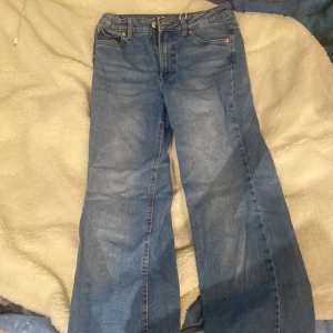 Blå jeansbyxor från LAB - Säljer ett par klassiska blå jeansbyxor från LAB. De har en normal passform med raka ben och femficksdesign. Perfekta för en avslappnad stil.