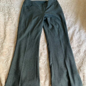 Grå kostymbyxor med knappar - Snygga grå kostymbyxor med en klassisk design. Byxorna är snygga med två knappar som ger en stilig look. Perfekta för en elegant och professionell stil. Super sköna 💞 priset går att diskutera😁de är köpte i Storbritannien från F&F och har storlek UK 10 vilket motsvarar M✨