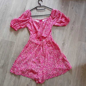 Jumpsuit/playsuit från new yorker - Säljer denna då den inte passar har används sparsamt är i storlek xs. 