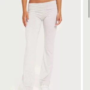Gråa vika ner byxor - Säljer ett par gråa vika ner byxor. Byxorna är tillverkade i ett mjukt material som ger en bekväm känsla. Perfekta för en avslappnad stil.