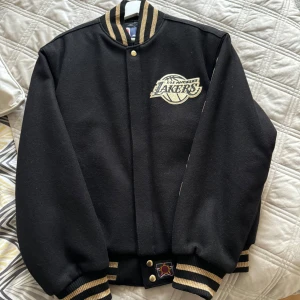 Kobe Bryant Los Angeles Lakers Retirement Varsity Jacket JH Design Black Gold - Here we have Kobe Bryant’s Retirement jacket which was made to be sold on his last game. Only 248 of these jackets were ever made in the world by JHDesign. Some were sold in the stadium and others sold online and have become a timeless piece since Kobe left us… RIP!   These piece of art are very rare to find and its part of history in Kobe Bryants legacy.   Almost like new without tags, only worn one time and one time only! I also have the reciept from the day a bought the jacket on the LA store