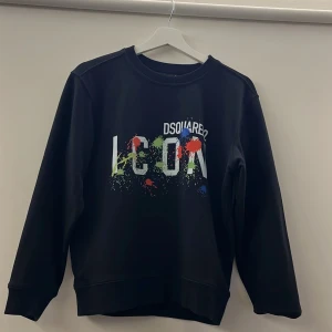 Svart sweatshirt från Dsquared2 - Riktigt snygg tröja ifrån Dsquared2. Tröjan är aldrig använd alltså i nyskick, den är riktigt bekväm och varm. Tröjan är Size S och passar dig som är från 168cm-175cm, passar även dig som är lite kortare än det eller lite längre. Om ni har frågor är det bara att ställa😀