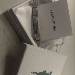  armband från Lacoste - ej använd köpt som present men blev nt av, köpt från zalando