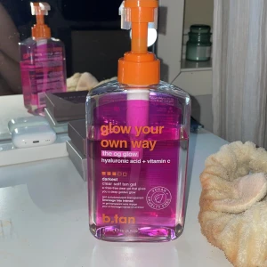 Glow Your Own Way Tan Gel från b.tan - Glow Your Own Way är en populär  brun utan sol-gel från TikTok och den är från b.tan. Den har hyaluronsyra och vitamin C. Den ger en djup, klar solbränna och är vegansk. Flaskan har en praktisk pump och innehåller 16 fl oz (473 ml). Den är dock ANVÄND några gånger men har en del kvar