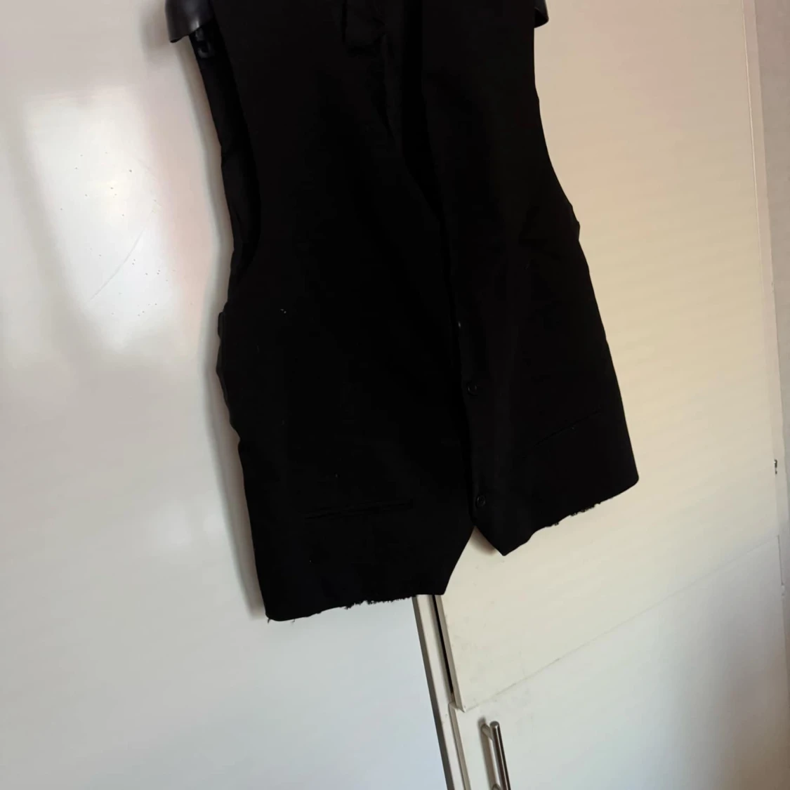 Svart väst med knappar - 2