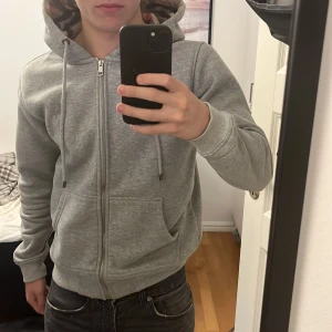 Grå hoodie från Burberry - Säljer en stilren grå hoodie från Burberry typ helt ny 
