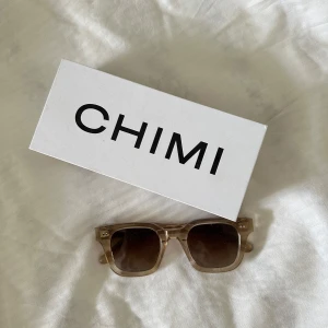 INTRESSEKOLL - Lägger ut en intressekoll på mina solglasögon från chimi eyewear💞De är i modellen 04 i färgen Ecru som är en beige modell💞Super fina och jättebra kvalitet, nypris är 1250, hör av er vid frågor eller funderingar!! Box medföljer