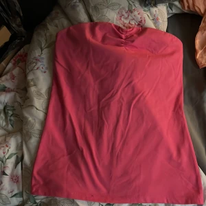 Rosa axelbandslös topp från Gina Tricot - Säljer en snygg rosa axelbandslös topp från Gina Tricot. Perfekt för sommarens varma dagar. Toppen har en enkel design med elastisk kant för bättre passform. Passar utmärkt till både jeans och kjol.