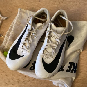 Vita Nike Zoom TJ Elite  - Säljer ett par vita Nike Zoom TJ Elite, använda men i fint skick. Strl UK 6.5