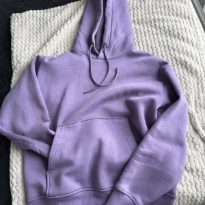 Lila hoodie från Zara  - Säljer en mysig lila hoodie med stor ficka framtill och justerbar huva. Perfekt för kyliga dagar och avslappnade stunder. Passar bra till jeans eller mjukisbyxor.