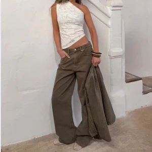 Baggy jeans från gina  - Snygga baggy jeans från Gina i färgen khaki! Storlek 38, enbart testade, lapparna är kvar! För stora för mig och har inte hunnit posta tillbaka🙃