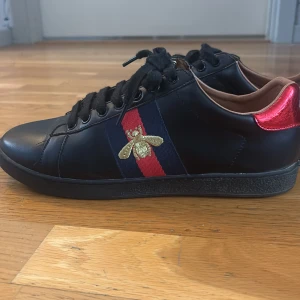 Gucci Ace Skor - Hej! Jag säljer nu mina Gucci ace skor jag endast använt 3 gånger. Säljer då de blivit för små och inte kommer till användning. Skorna är såklart äkta och allt og medföljer. Skicket är 9/10 och tveka inte o höra av er vid frågor. 