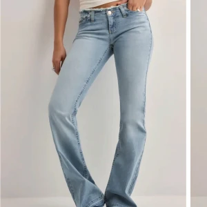 Ljusblå bootcut jeans - INTRESSEKOLL💗
