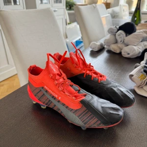 Puma fotbollsskor - Snygga fotbollsskor i rött och svart med svensk flagga på sidan. Skorna är Arvid Brorsson gamla därför priset blir lite högre som nu spelar i Serie A