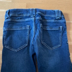 Mörkblå bootcut från Gina tricot  - Mörkblå bootcut jeans från Gina tricot. Använda några gånger. Nypris 349 men säljer för 270 💕