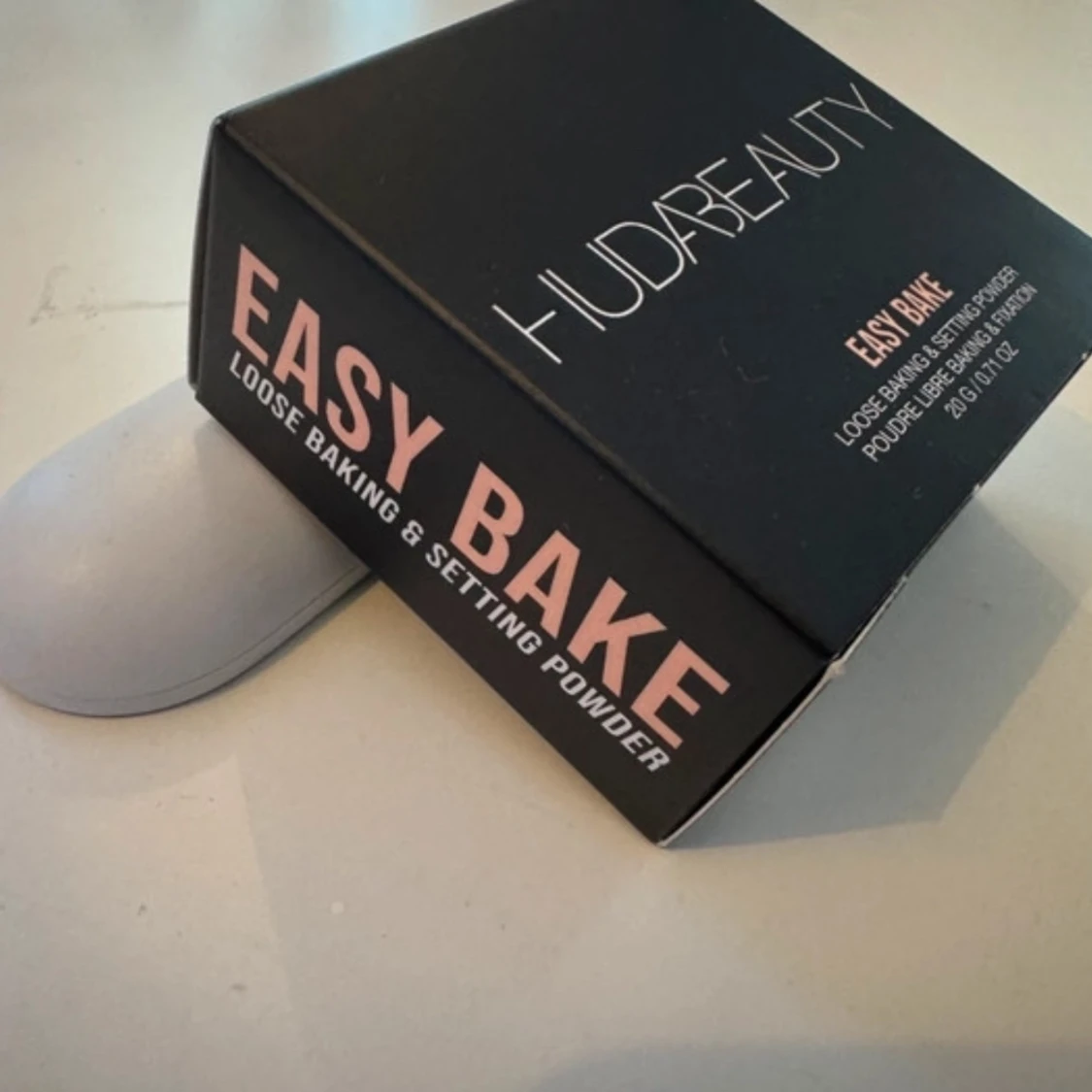 Huda Beauty Easy Bake Loose Baking & Setting Powder - 1