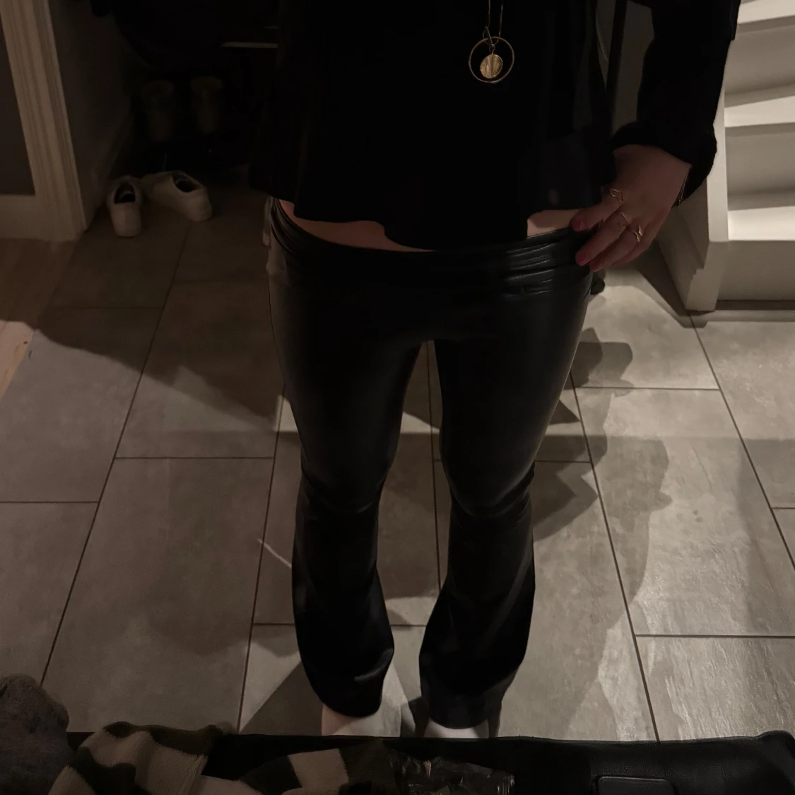 Svarta skinnbyxor med bootcut - 2