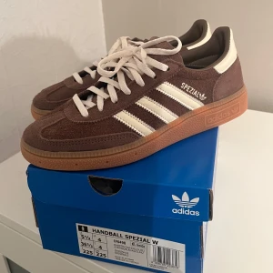 Adidas Handball Spezial  - Snygga Adidas Handball Spezial  i brunt mocka med vita detaljer och snörning. Helt oanvända köpta på JD sports. Storlek 36 2/3                  nypris 1300:-🤎
