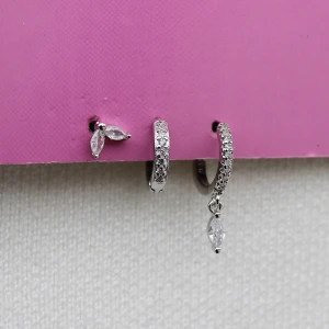 Silver 925 örhängen - KONTAKTA MIG INNAN KÖP!! TACK  Har flera olika modeller kika in min profil, rostfria örhängen i hög kvalite. Mina egna bilder, man får 3 örhängen vill man skapa ett paket kan man få 6 örhängen för 250kr kontakta mig!!😄💘 Håller färgen i i allt, dusch 