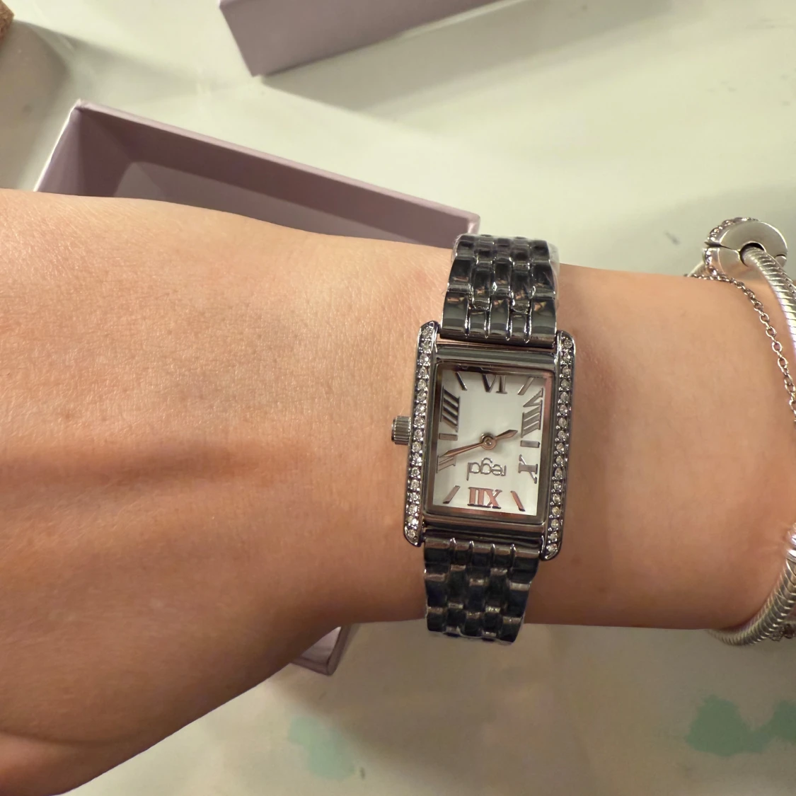 Silverfärgad klocka från Regal - 1