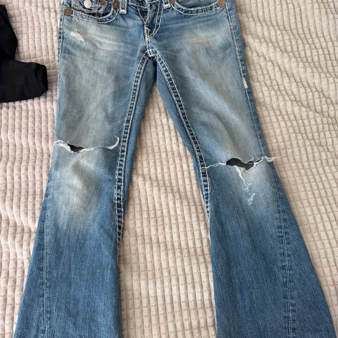 Blå bootcut jeans från True Religion