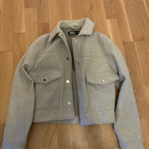 Beige jacka från Zara - jacka från zara i storlek xs! perfekt nu när det blir lite varmare ute och till hösten. 💕ser knappast använd ut!