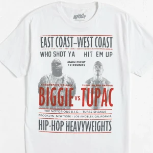 Vit t-shirt med Biggie vs. Tupac tryck - Säljer en vit t-shirt med ett coolt tryck av Biggie och Tupac. Texten 'East Coast - West Coast' och 'Hip-Hop Heavyweights' ger en retro känsla. Perfekt för hip-hop fans! 🎤