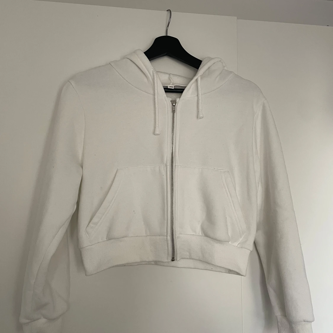 Vit croppad hoodie med dragkedja