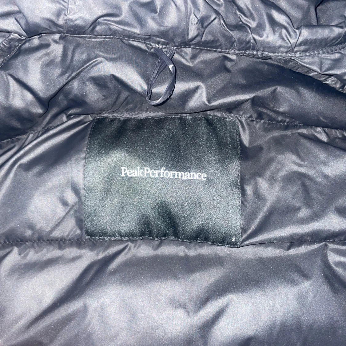 Svart pufferjacka från Peak Performance - 2