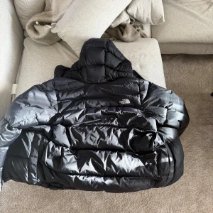 Svart dunjacka från The North Face - Säljer en svart dunjacka från The North Face. Nyköpspriset är 4000kr så tycker jag säljer den relativt billigt för det skick den är i, priset kan diskuteras.