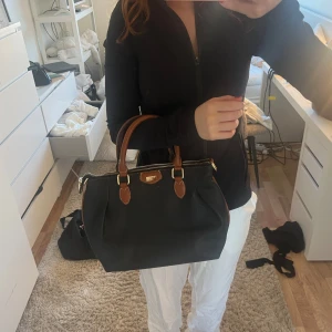 Snygg handväska  - Snygg svart handväska med bruna detaljer 💘 märket är Feel 