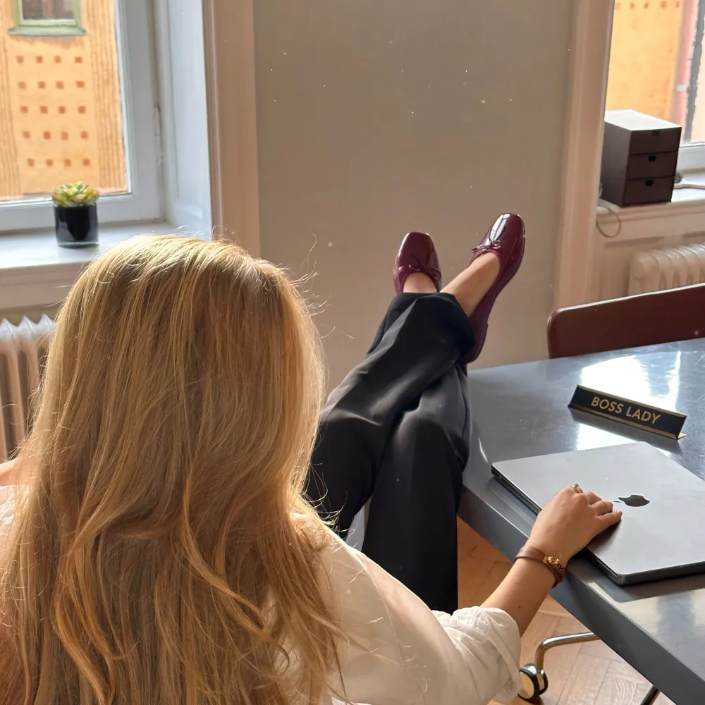 Snygga vinröda ballerinaskor med en elegant rosett på ovansidan. Skorna har en glansig finish som ger en lyxig känsla. Perfekta för att lägga till en färgklick till din outfit.. Kengät.