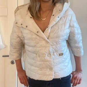 Supersöt vårjacka med trekvartsärm - Följ mig gärna då jag lägger upp liknande plagg 🌼Säljer denna supersnygga herno liknande vita vårjackan från italiensk designer. Den är i perfekt skick och utan skavanker. Skriv gärna om du har frågor eller köp direkt via köp nu så skickar jag dagen därpå ❤️
