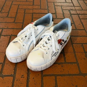 Powerpuff Girls Sneakers  - Vita sneakers av bershka med Powerpuff Girls-motiv. Använda i typ 3 veckor så dem är fortfarande i bra skick, bara lite märken här och där