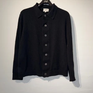 Svart kofta från COS - Snygg svart kofta från COS i 100% bomull. Den har boxy passform och är väldigt luftig perfekt för sommaren. Använt fåtal gånger utan defekter. Hör av er gällande frågor! Köpt för 1100 säljer för 399