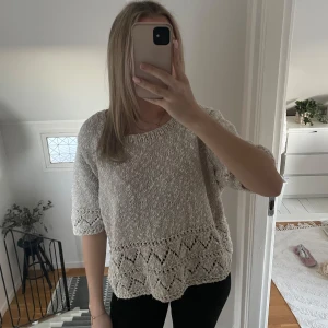Stickat T-shirt - Fin stickad kortärmad tröja med mönster på. Tröjan är köpt på second hand och har ingen etikett så står ingen storlek på den. Men passar mig som är storlek S🙌🏻🙌🏻 Köpt för 400kr 🩵🩵