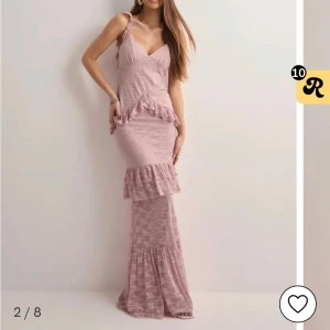 Rosa spetsklänning från Nelly - Jättefin rosa långklänning i spets. Helt oanständigt med prislappen kvar. Passar perfekt som sommarklänning eller balklänning! Storlek L