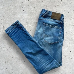 Blå jeans från Replay - Stl 32/34  Snygga blå jeans från Replay i modellen Anbass. Perfekta för en avslappnad stil.