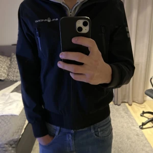 Sail Racing jacka  - En bra jacka med mycket bra kriterier(vattentät)! Perfekt som regn eller snygg jacka  Nypris 2900kr