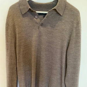 Långärmad pike - Tja, säljer nu en snygg beige långärmad piké, materialet är merino ull och tröjan är i fint skick. Hör av er vid minsta fråga:) Skick: 7,5/10