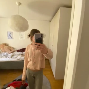 Rosa stickad kofta med knappar - Säljer en söt rosa stickad kofta med knappar framtill. Från h&m i storlek 158-164🩷