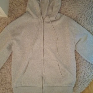 Grå hoodie från Shein🩷 - Säljer en grå hoodie från Shein i storlek s. praktisk huva med dragkedja. Perfekt för en avslappnad stil. Andvänd 2 gånger max💞